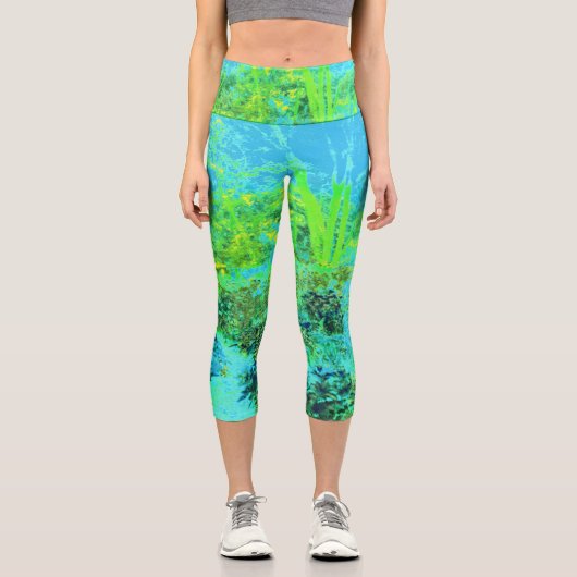 ライムトリップ(幻覚体験)のようなグリーンとブルーガーデンランドスケープ カプリレギンス (正面)