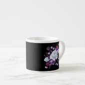 ライラの花、黒い背景 エスプレッソカップ (正面右)