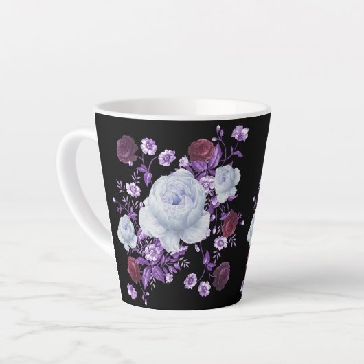ライラの花、黒い背景 カフェラテマグ (左アングル)