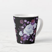 ライラの花、黒い背景 カフェラテマグ (右アングル)