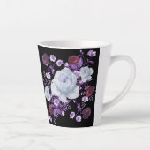ライラの花、黒い背景 カフェラテマグ (右)