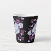 ライラの花、黒い背景 カフェラテマグ (正面)