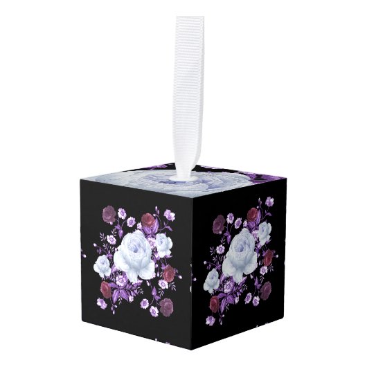 ライラの花、黒い背景 キューブオーナメント (正面アングル)