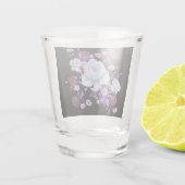 ライラの花、黒い背景 ショットグラス (裏面)