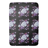 ライラの花、黒い背景 バスマット (正面縦)