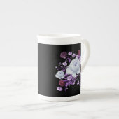 ライラの花、黒い背景 ボーンチャイナマグカップ (正面右)