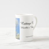 ライラックとさくらんぼの花 – マーサのブドウ園 ボーンチャイナマグカップ (正面右)