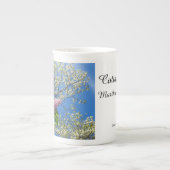 ライラックとさくらんぼの花 – マーサのブドウ園 ボーンチャイナマグカップ (正面)