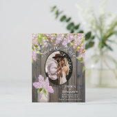 ライラックとカラフルな光が飾られた納屋の木の結婚式 セーブザデート (スタンド正面)