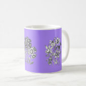 ライラックの背景にモノクロの花 コーヒーマグカップ (正面右)