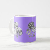 ライラックの背景にモノクロの花 コーヒーマグカップ (正面左)