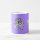 ライラックの背景にモノクロの花 コーヒーマグカップ (中央)
