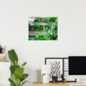 ライラックの茂み、古い木の階段を這い上がる花 ポスター (ホームオフィス)