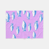 ライラックの青い魚 フリースブランケット (正面(横))