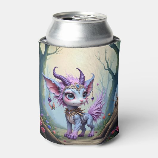 ライラックウィスパー - 魔法の森の守護者 缶クーラー (缶正面)