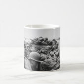 ラインを交差させている同盟第二次世界大戦の兵士 コーヒーマグカップ (中央)