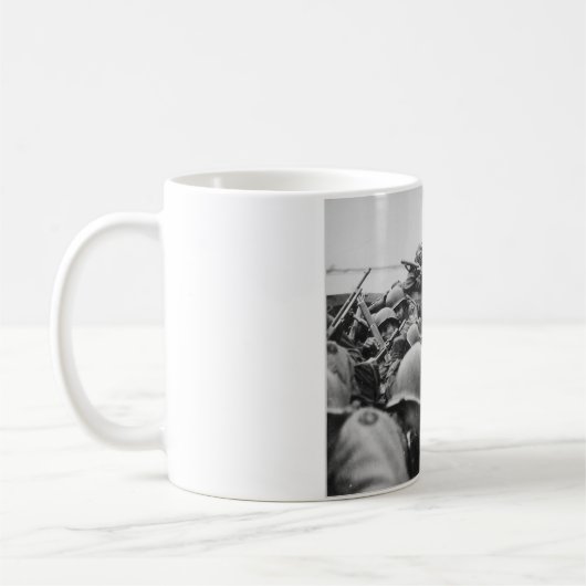 ラインを交差させている同盟第二次世界大戦の兵士 コーヒーマグカップ (左)