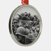 ラインを交差させている同盟第二次世界大戦の兵士 メタルオーナメント (右)