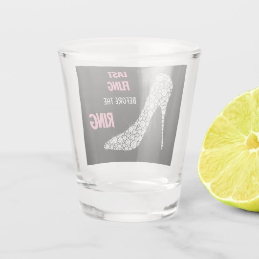 ラインストーンは試みを最後にかかとで蹴ります ショットグラス (裏面)