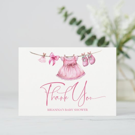 ライ名門私立校風のン女子の赤ちゃんシャワーのピンクの服 サンキューカード (スタンド正面)