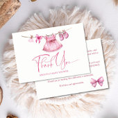 ライ名門私立校風のン女子の赤ちゃんシャワーのピンクの服 サンキューカード