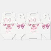 ライ名門私立校風のン女子の赤ちゃんシャワーのピンクの服 フェイバーボックス (見開き)