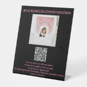 ラウラ・ギレン財団&メディカル 台座サイン (正面)