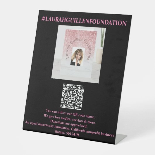 ラウラ・ギレン財団&メディカル 台座サイン (正面)
