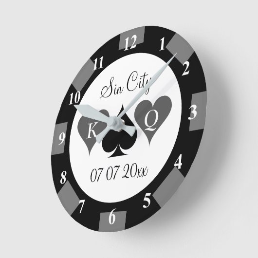 ラウンドカジノトランプのポーカーチップクロックカスタムウェディングギフト ラウンド壁時計 (傾斜)