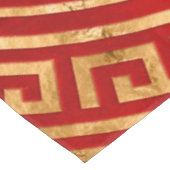 ラウンドギリシャの蛇行オーナメント-金ゴールドオン赤 テーブルクロス (アングル)