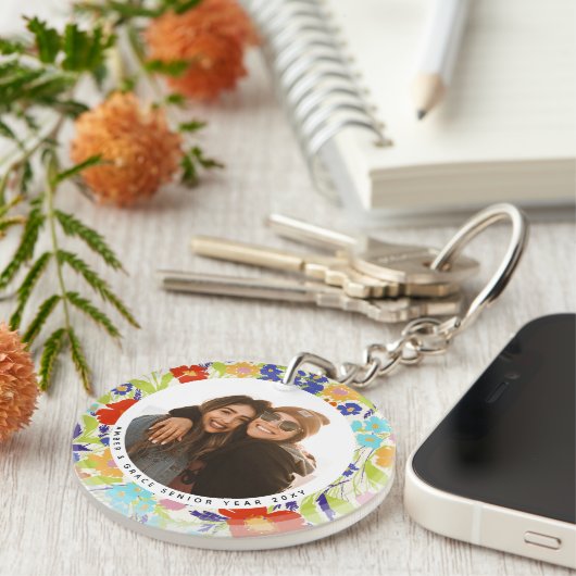 ラウンドフォトかわいらしワイルドフラワーフレームと文字 キーホルダー (正面右)