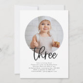 ラウンドフォトスリー誕生日招待状 招待状 (正面)