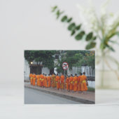 ラオスのルアンパバーンで施しを集める僧侶 ポストカード (スタンド正面)