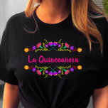 ラキンセアニェラメキシカンフィエスタブラック誕生日 Tシャツ<br><div class="desc">ブラックパーソナライズされたキンセアニェラTシャツ – テンプレートがセットアップされ、あなたの名前を背中に追加する準備ができてもしいる。このカラフルフローラのデザイン縁どは、メキシコのフィエスタの花の周りのピンク、手文字のタイポグラフィ。15歳読の誕生日パーティーやキンセアニェラのリハーサルや15お祝いまでのショッピング旅行の間に衣服にピッタリの言葉の「ラキンセニェラ走」。ダマスのTシャツも揃う。</div>