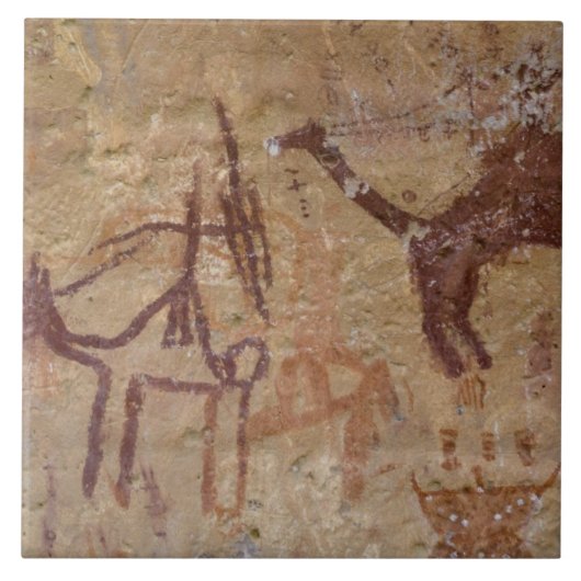 ラクダと共に描かれた先史時代の岩絵と タイル (正面)