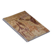 ラクダと共に描かれた古代の岩絵と ノートブック (右側)