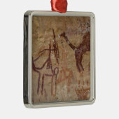 ラクダと共に描かれた古代の岩絵と メタルオーナメント (右)