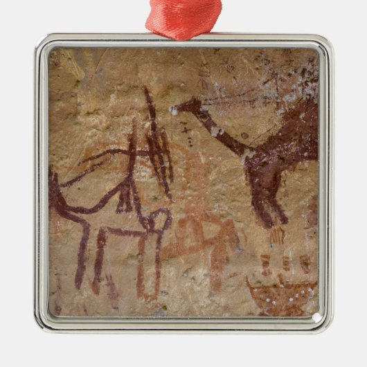 ラクダと共に描かれた古代の岩絵と メタルオーナメント (正面)