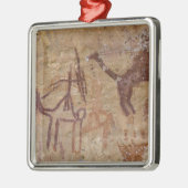 ラクダと共に描かれた古代の岩絵と メタルオーナメント (左)