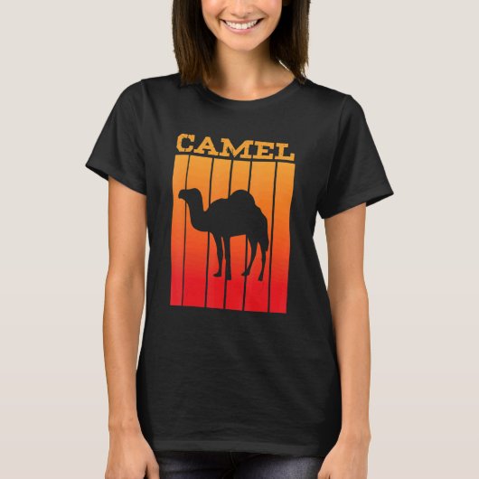 ラクダのシルエット(夕焼けの影) Tシャツ (正面)