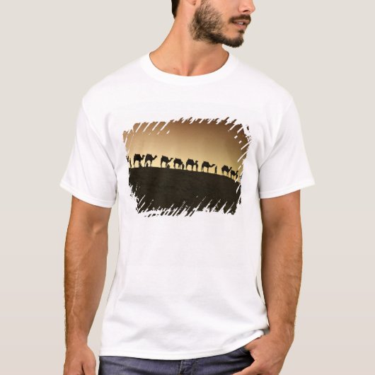 ラクダの世話をするラクダ飼いの集団 Tシャツ (正面)
