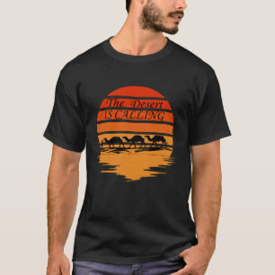 ラクダの夕日のある砂漠のシーンヴィンテージ Tシャツ