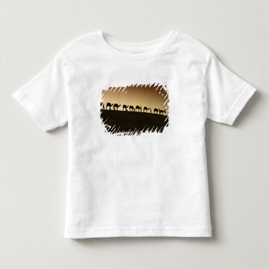 ラクダの群れとラクダ使い トドラーTシャツ (正面)