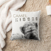 ラクダは白黒装飾用クッションに接吻します クッション (ブランケット)