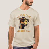 ラクダを結び、アッラーを信頼せよ Tシャツ (正面)