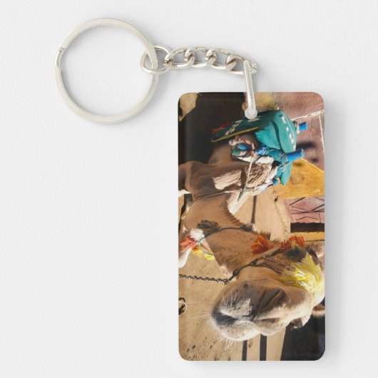 ラクダフレンドリーは次のライダーであるカイロを待っている。 キーホルダー (正面)