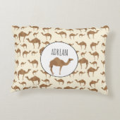 ラクダ動物パターン名前をカスタムする アクセントクッション (裏面)