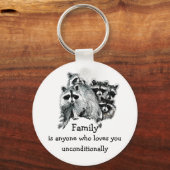 ラクーンファミリーまたは友人ラブ引用文動物アート キーホルダー (正面)