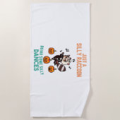 ラクーン踊りハロウィーンカボチャパーティー ビーチタオル (正面)