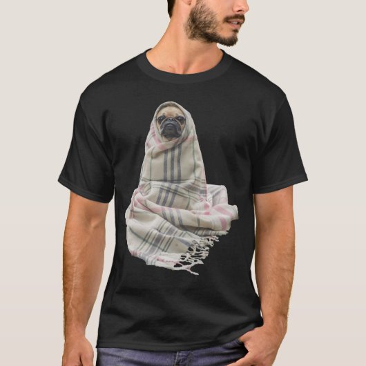 ラグに潜むパグ Tシャツ (正面)